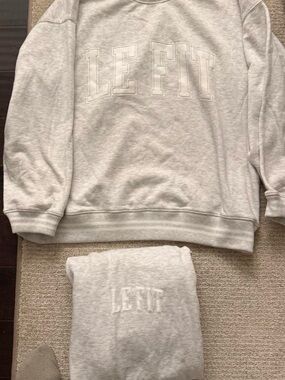 StarFit LE FIT Embroidered Light Gray Sweatshirt and Jogger Set